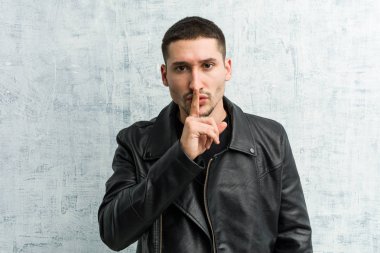 Genç rockçı ya sır saklıyor ya da sessizlik istiyor..