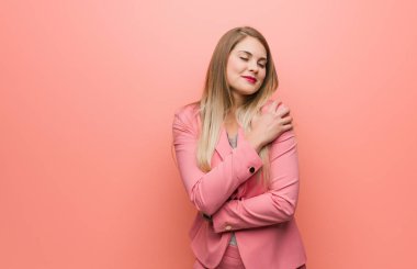 Sarıl veren pijama giymiş genç Rus kadın