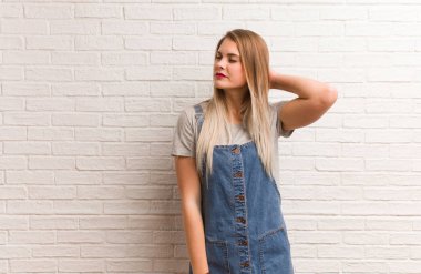 Genç Rus hippi kadın boyun ağrısı çekiyor.