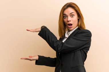 Kafkasyalı genç iş kadını ellerinin arasında bir fotokopi odası tutarken şok oldu ve hayrete düştü..