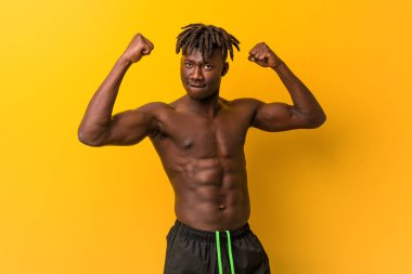 Genç siyah adam mayolu, zaferden sonra yumruk kaldıran, kazanan konsept..