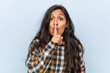 Genç, havalı Hintli kadın ya sır saklıyor ya da sessizlik istiyor..