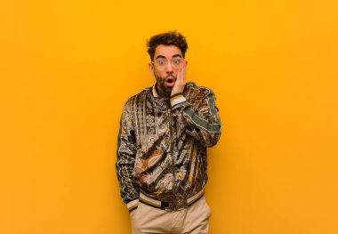 Genç havalı adam şaşırdı ve şok oldu.