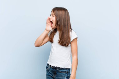 Sevimli kız bağırarak ve açık ağız yakınında palmiye tutarak.