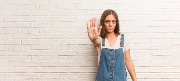 Genç Hippi Kadın Elini Öne Koydu — Stok fotoğraf