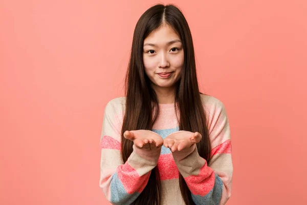 Joven Mujer China Fresca Sosteniendo Algo Con Las Palmas Las —  Fotos de Stock