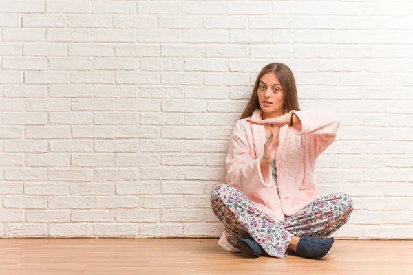 Jonge Vrouw Draagt Pyjama Doet Een Time Out Gebaar — Stockfoto