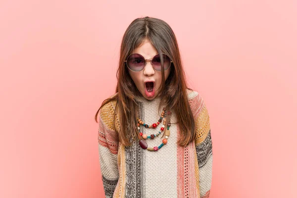 Pequena Menina Hippie Gritando Muito Irritado Agressivo — Fotografia de Stock