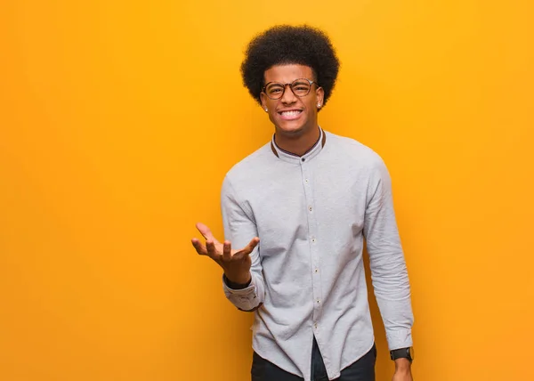 Joven Afroamericano Hombre Sobre Una Pared Naranja Muy Asustado Asustado — Foto de Stock
