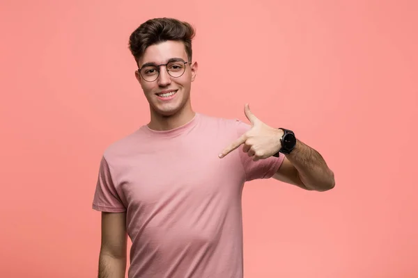 Joven Hombre Caucásico Fresco Persona Señalando Mano Espacio Copia Camisa — Foto de Stock
