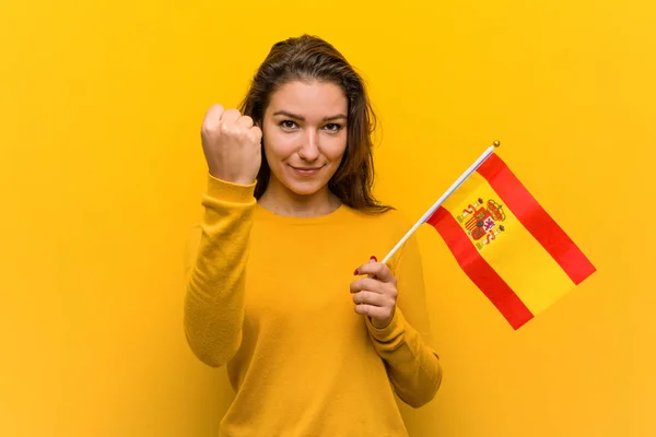 Молодая Европейская Женщина Испанским Флагом Показывающая Кулак Камере Агрессивное Выражение — стоковое фото