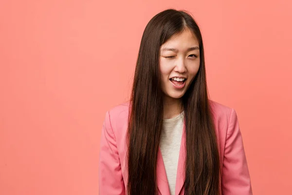 Joven Mujer China Negocios Vistiendo Traje Rosa Guiño Divertido Amable —  Fotos de Stock