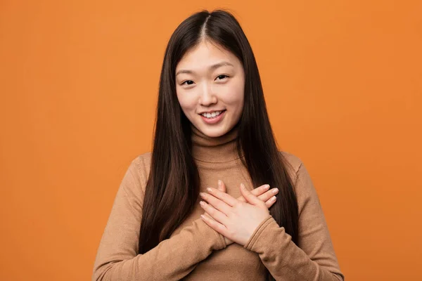 Die Junge Hübsche Chinesin Hat Einen Freundlichen Gesichtsausdruck Und Drückt — Stockfoto