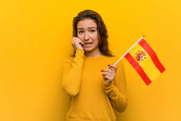 Mladá Evropanka Držící Španělskou Vlajku Kousající Nehty Nervózní Velmi Úzkostlivá — Stock fotografie