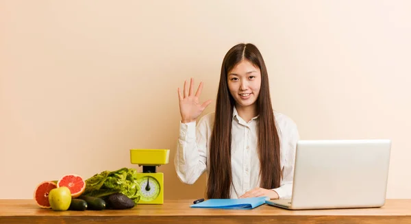 Jovem Nutricionista Mulher Chinesa Trabalhando Com Seu Laptop Sorrindo Alegre — Fotografia de Stock
