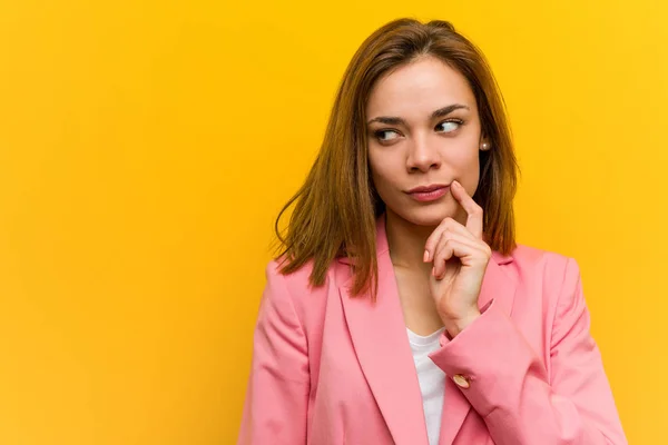 Ung Mode Affärskvinna Tittar Sidledes Med Tveksamma Och Skeptiska Uttryck — Stockfoto