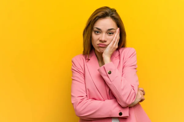 リラックスした一日を必要とする若いファッションビジネス女性 — ストック写真