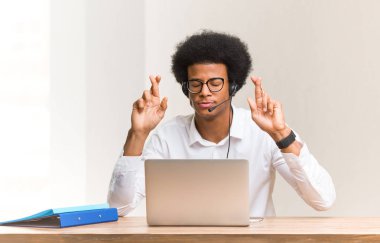 Genç pazarlamacı siyahi adam şans diliyor.