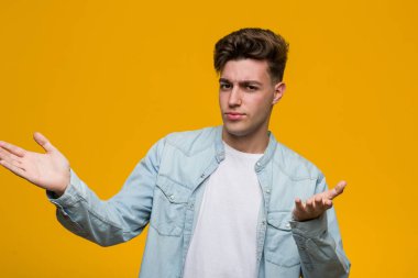 Kot gömlek giyen genç ve yakışıklı bir öğrenci iki seçenek arasında kararsız kalıyor..