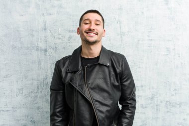 Genç rockçı adam mutlu, güler yüzlü ve neşeli.