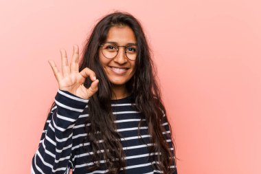 Genç entellektüel Hintli kadın neşeli ve kendinden emin..