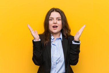 Genç ve iri yarı beyaz iş kadını şaşırdı ve şok oldu..