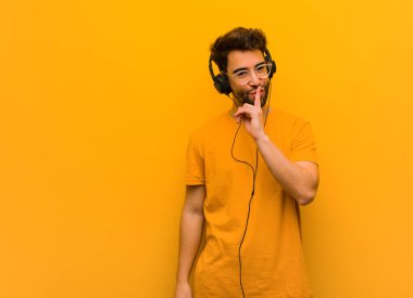 Genç adam müzik dinliyor, sır saklıyor ya da sessizlik istiyor.