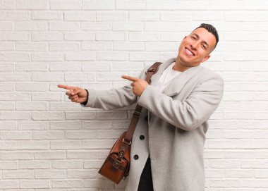 Genç latin iş adamı parmak ile yan işaret