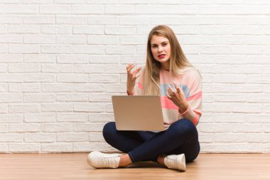 Genç Rus öğrenci kadın kızgın ve üzgün oturuyor.