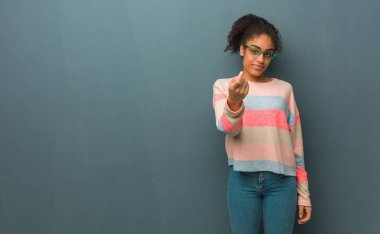 Gelmek davet mavi gözlü genç Afro-Amerikan kız