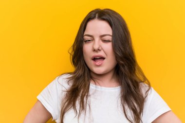 Genç, kıvrımlı, iri yarı, neşeli, arkadaş canlısı ve kaygısız bir kadın..