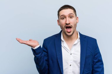 Kafkasyalı genç iş adamı, avuç içi fotokopi alanını elinde tutmaktan etkilenmiş..