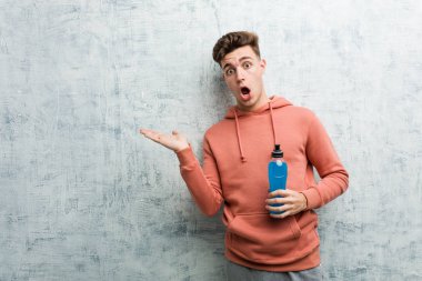 Elinde enerji içeceği tutan genç sporcu avuç içinin fotokopi alanından etkilendi..