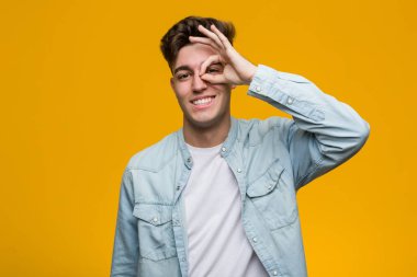 Kot gömlek giyen genç ve yakışıklı bir öğrenci heyecanlı..