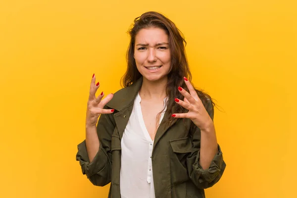 Jovem Mulher Europeia Isolada Sobre Fundo Amarelo Chateado Gritando Com — Fotografia de Stock