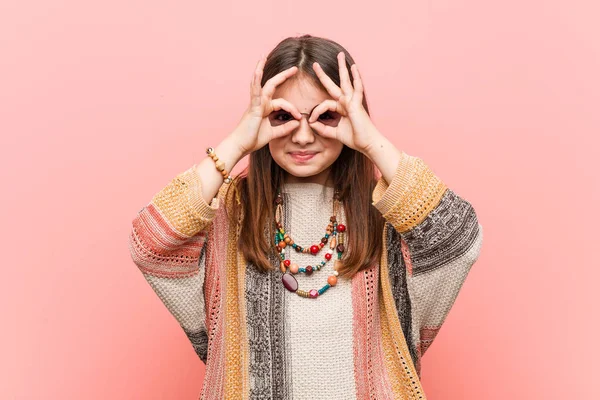 Pequeña Chica Hippie Mostrando Signo Aceptable Sobre Los Ojos —  Fotos de Stock