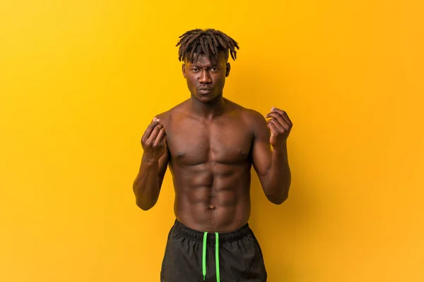 Joven Hombre Negro Sin Camisa Con Traje Baño Que Muestra — Foto de Stock