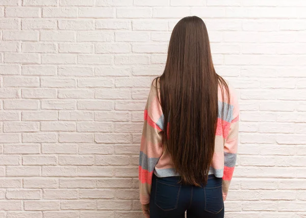 Jovem Mulher Moderna Por Trás Olhando Para Trás — Fotografia de Stock