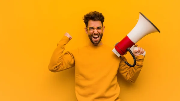 Giovane Uomo Che Tiene Megafono Sorpreso Scioccato — Foto Stock