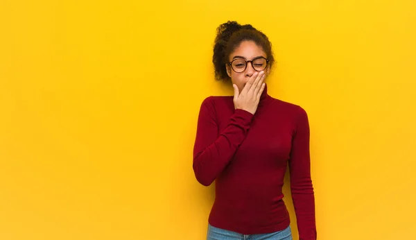 Joven Negro Afroamericano Chica Con Ojos Azules Cansado Muy Somnoliento —  Fotos de Stock