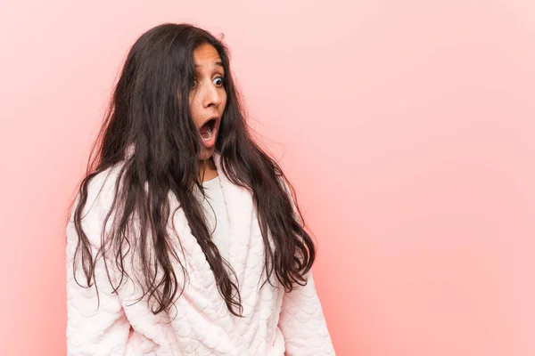 Mujer India Joven Vistiendo Pijama Siendo Sorprendida Por Algo Que — Foto de Stock