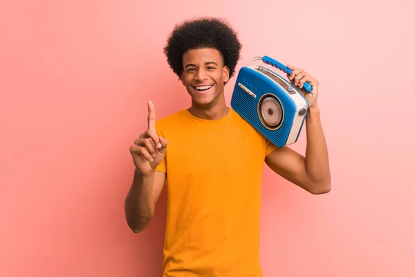 若いアフリカ系アメリカ人はヴィンテージラジオ番組第1位 — ストック写真