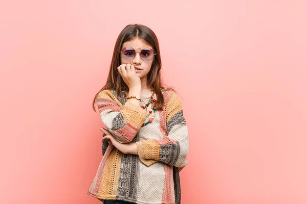 Kleine Hippie Meisje Bijten Vingernagels Nerveus Zeer Angstig — Stockfoto