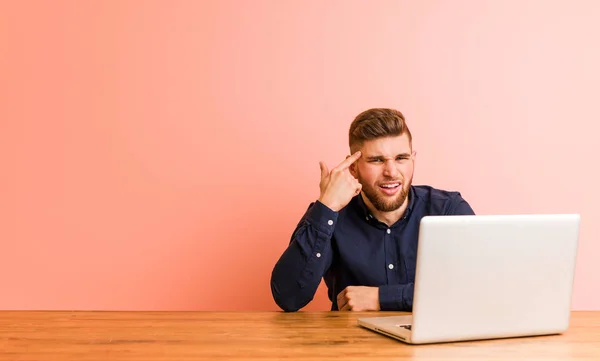 Bilgisayarıyla Çalışan Genç Adam Işaret Parmağıyla Bir Hayal Kırıklığı Gösteriyor — Stok fotoğraf