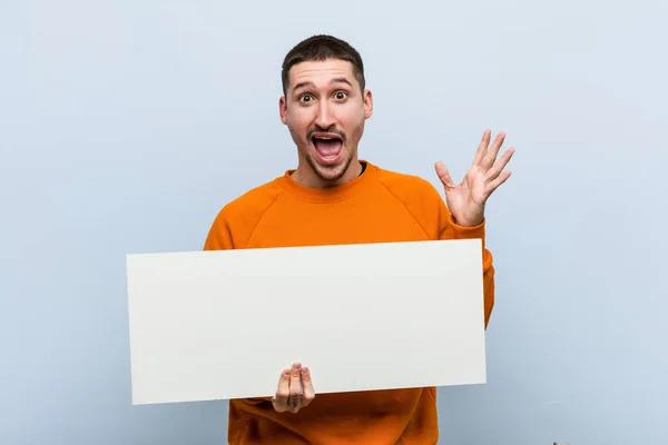 Junger Kaukasischer Mann Mit Einem Plakat Das Einen Sieg Oder — Stockfoto