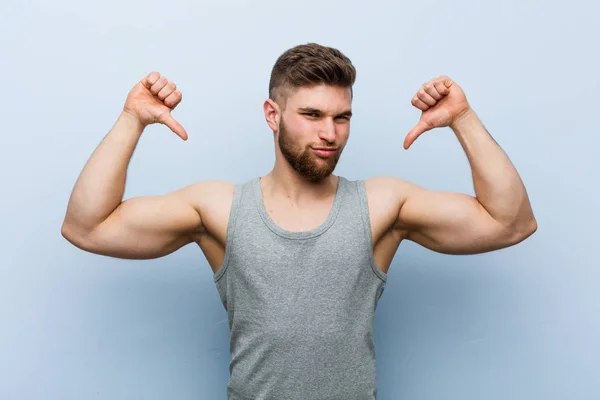 Junger Gutaussehender Fitnessmann Fühlt Sich Stolz Und Selbstbewusst Vorbild Sein — Stockfoto