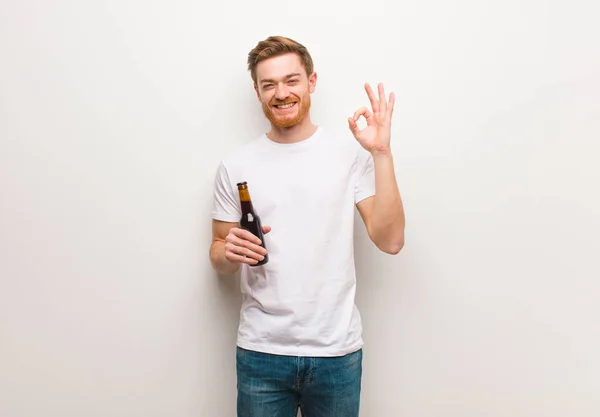 Jonge Redhead Man Het Houden Van Een Bier — Stockfoto