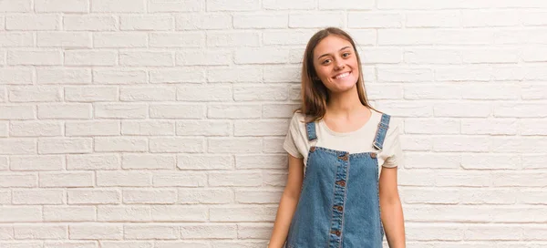 Joven Mujer Hipster Alegre Con Una Gran Sonrisa — Foto de Stock