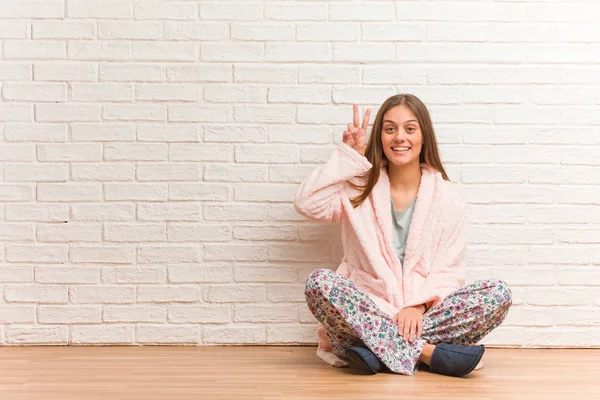 Jonge Vrouw Dragen Pyjama Leuk Gelukkig Doen Een Gebaar Van — Stockfoto