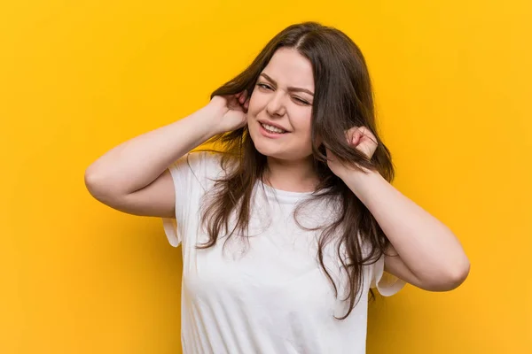 Jonge Ronding Size Vrouw Bedekt Oren Met Zijn Handen — Stockfoto